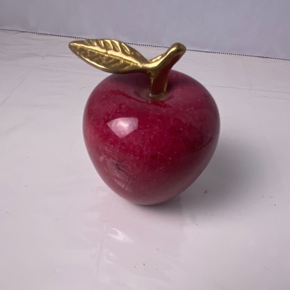 Vtg Polished APPLE PAPERWEIGHT Marble Stone Teacher Gift Brass Stem Red - Picture 3 of 6